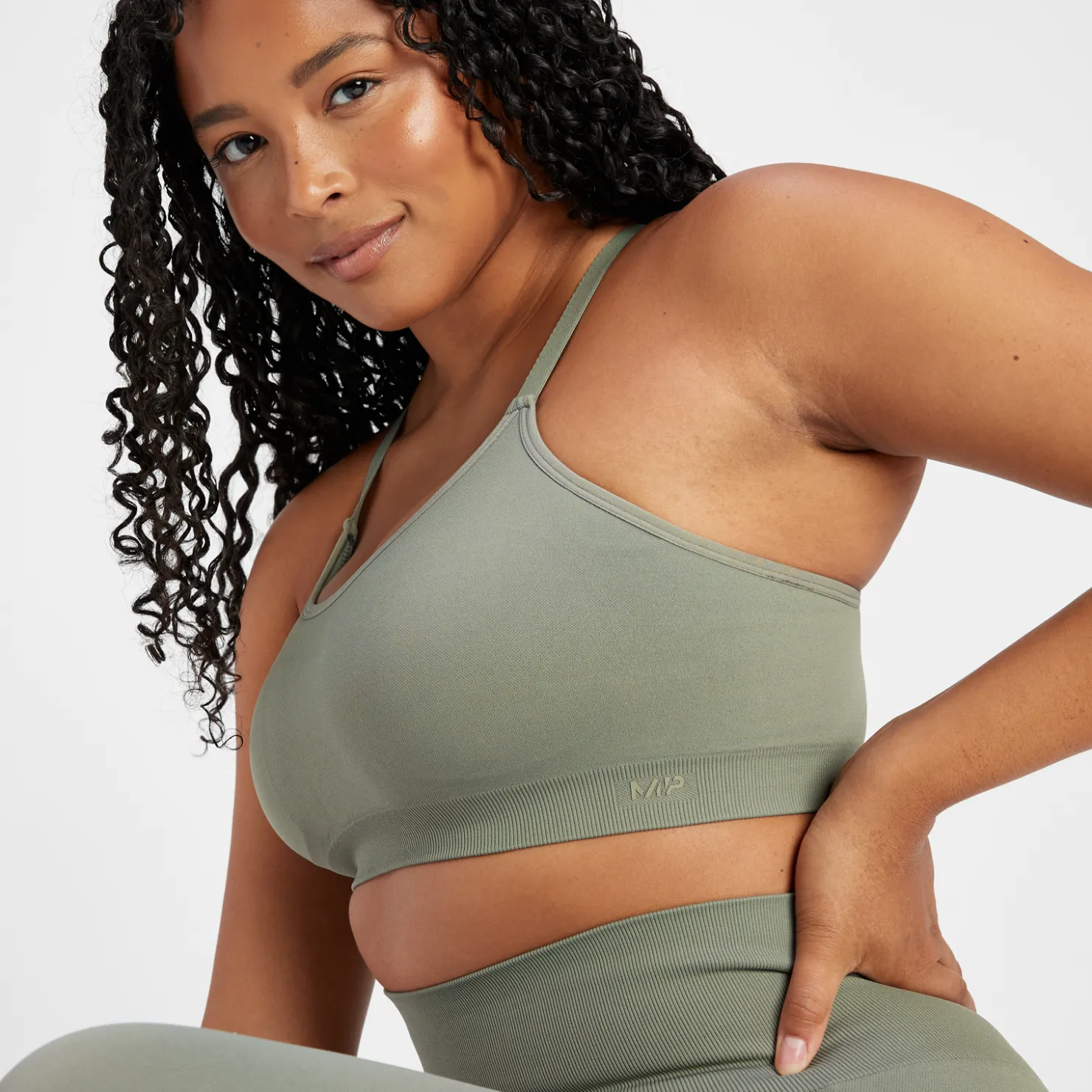 MYPROTEIN MP Damen Rest Day Nahtloser Sport-BH mit gekreuztem Rücken – Dunkles Graubraun*Damen Sports Bras