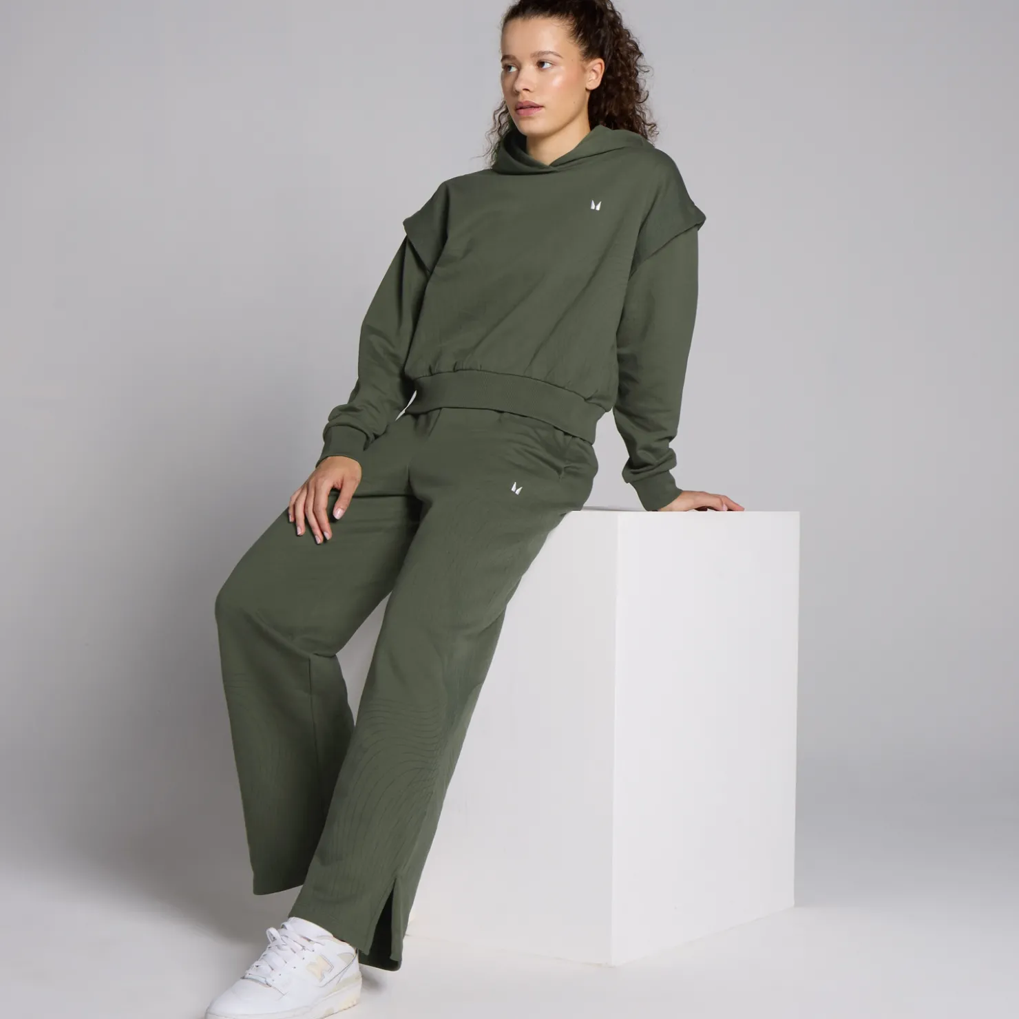 MYPROTEIN MP Damen Tempo Grafik Crop-Kapuzenpulli – Dunkles Olivgrün*Damen Hoodies